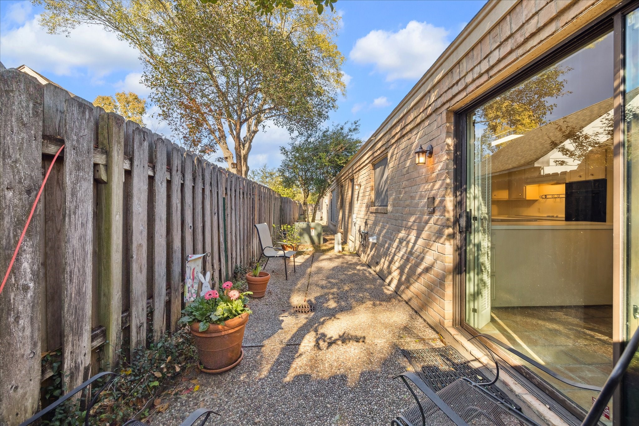 306 Commodore Way Houston, TX 77079 - Photo 29 of 33 a view of a backyard with chairs and potted plants