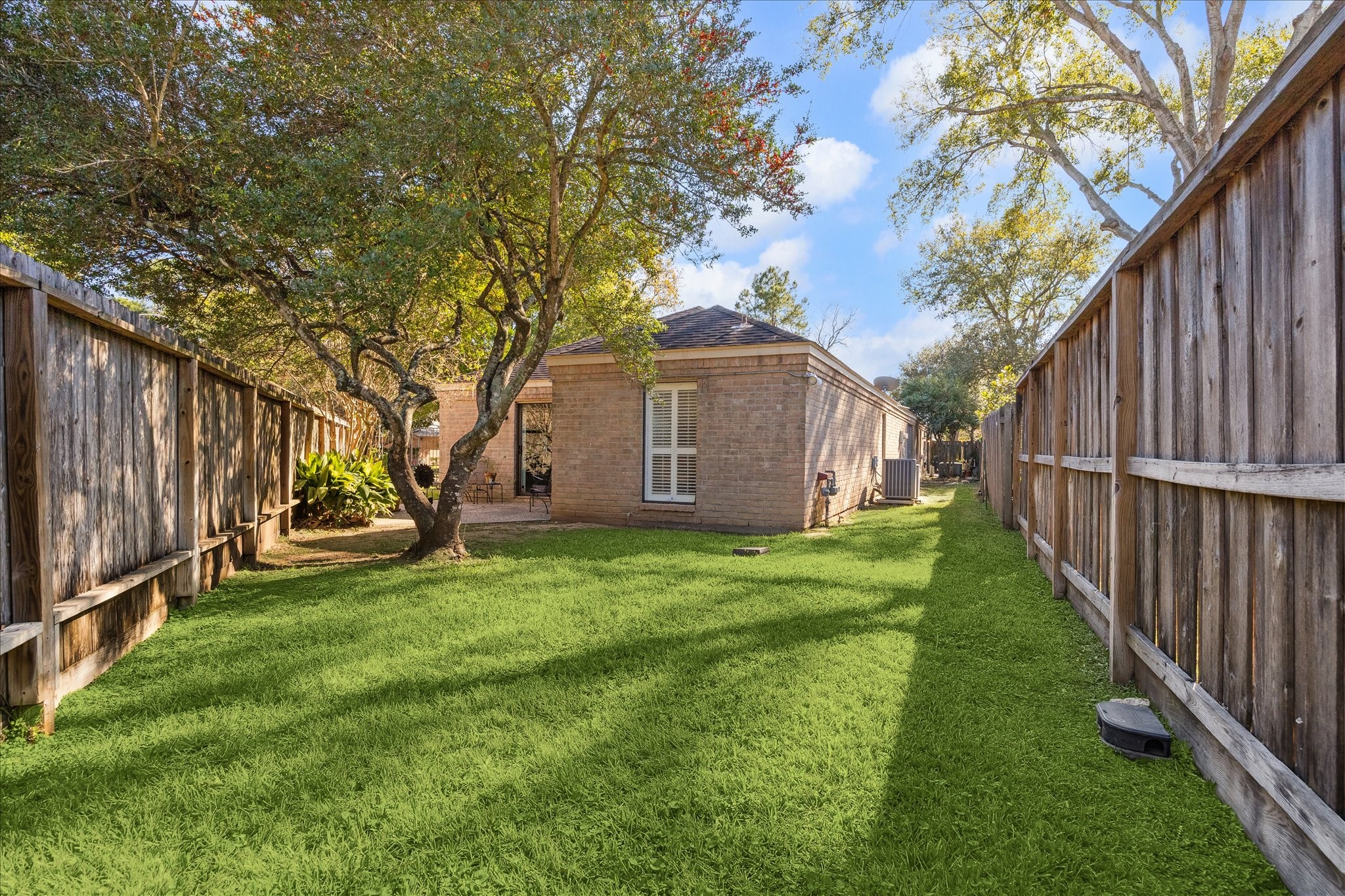 306 Commodore Way Houston, TX 77079 - Photo 30 of 33 a view of a back yard of the house