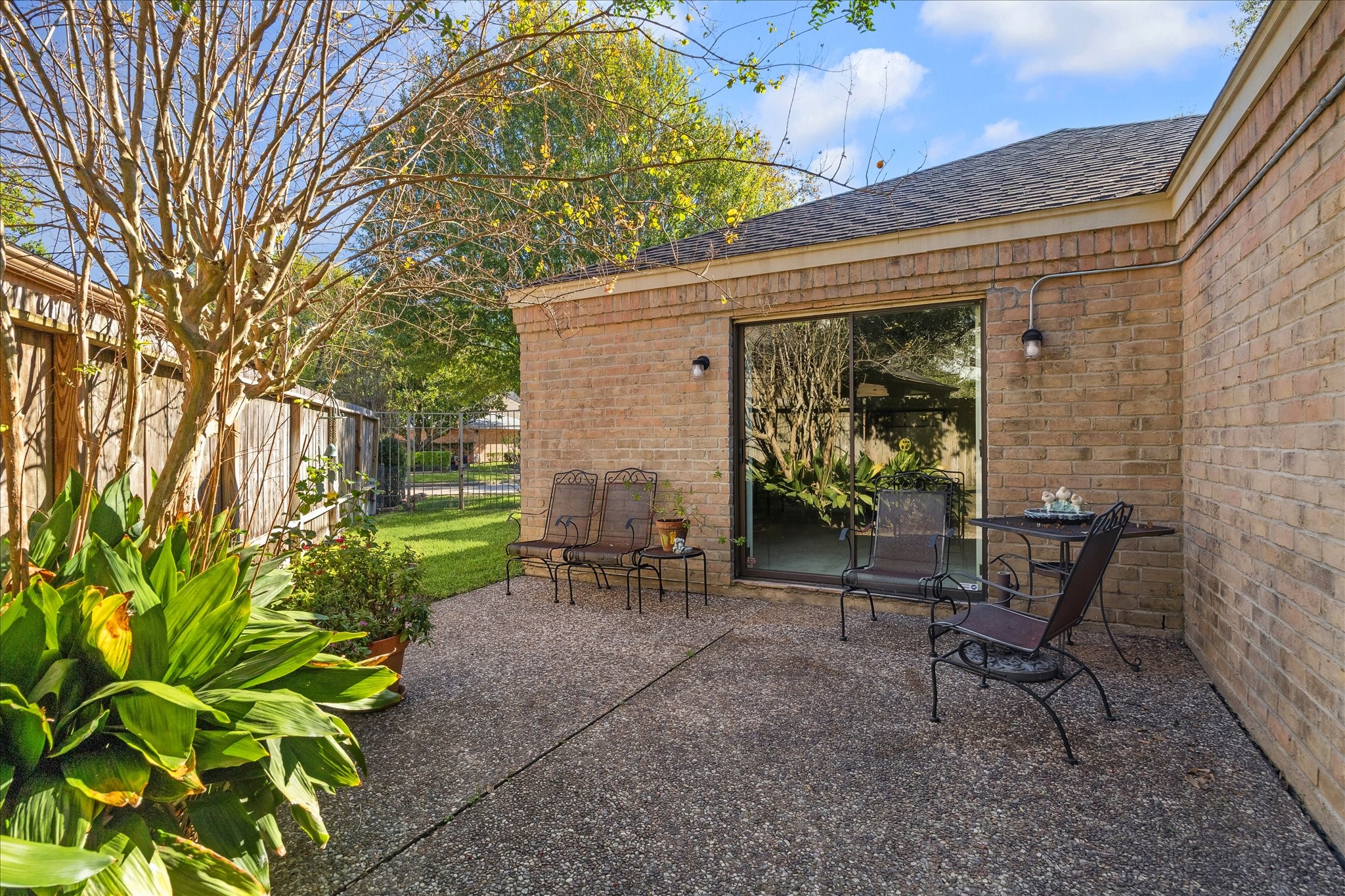 306 Commodore Way Houston, TX 77079 - Photo 32 of 33 a view of a chair and table in the back yard of the house