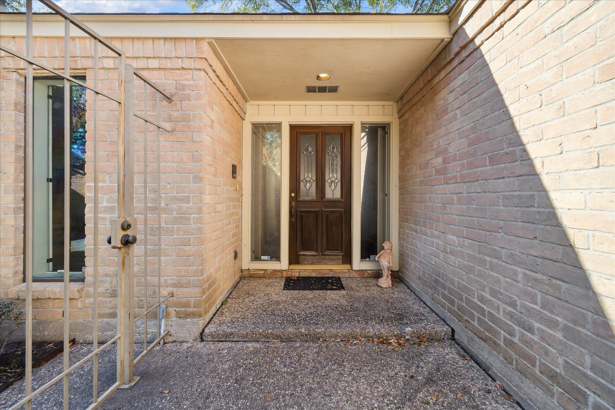 306 Commodore Way Houston, TX 77079 - Photo 4 of 33 a entryway with outdoor space