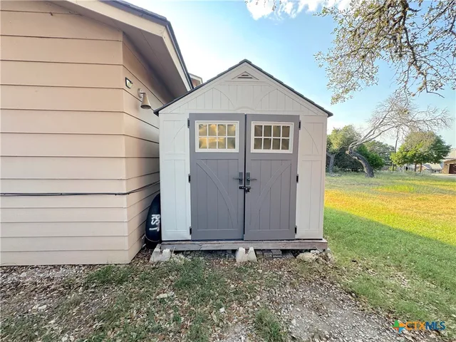 a view of a house with backyard and garden