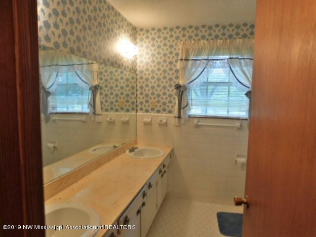 4820 Fogg Road North Nesbit, MS 38651 - Photo 14 of 17 4820guestbathroom