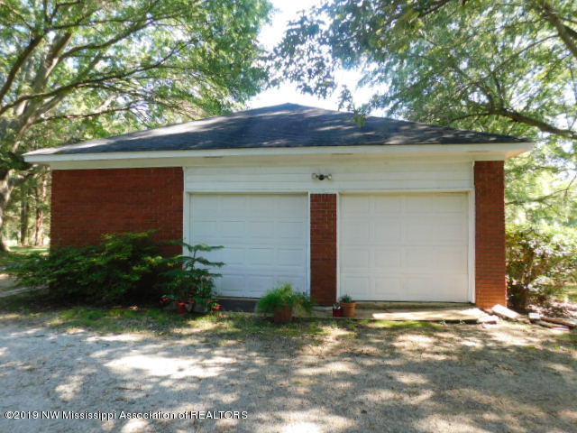 4820 Fogg Road North Nesbit, MS 38651 - Photo 17 of 17 4820garage