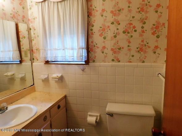 4820 Fogg Road North Nesbit, MS 38651 - Photo 10 of 17 4820Masterbath