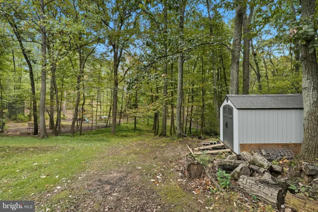 a view of a house with backyard