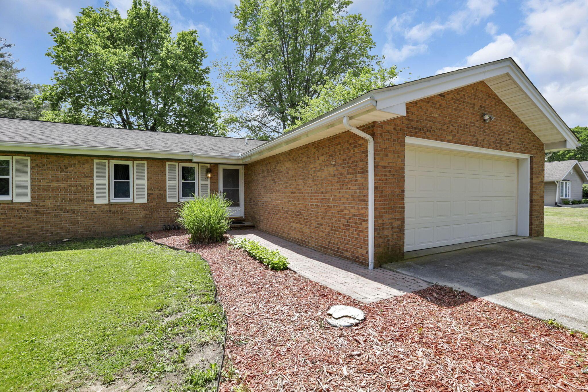4655 Hayes Road Groveport, OH 43125 - Photo 4 of 85 2 car attached garage with opener.
