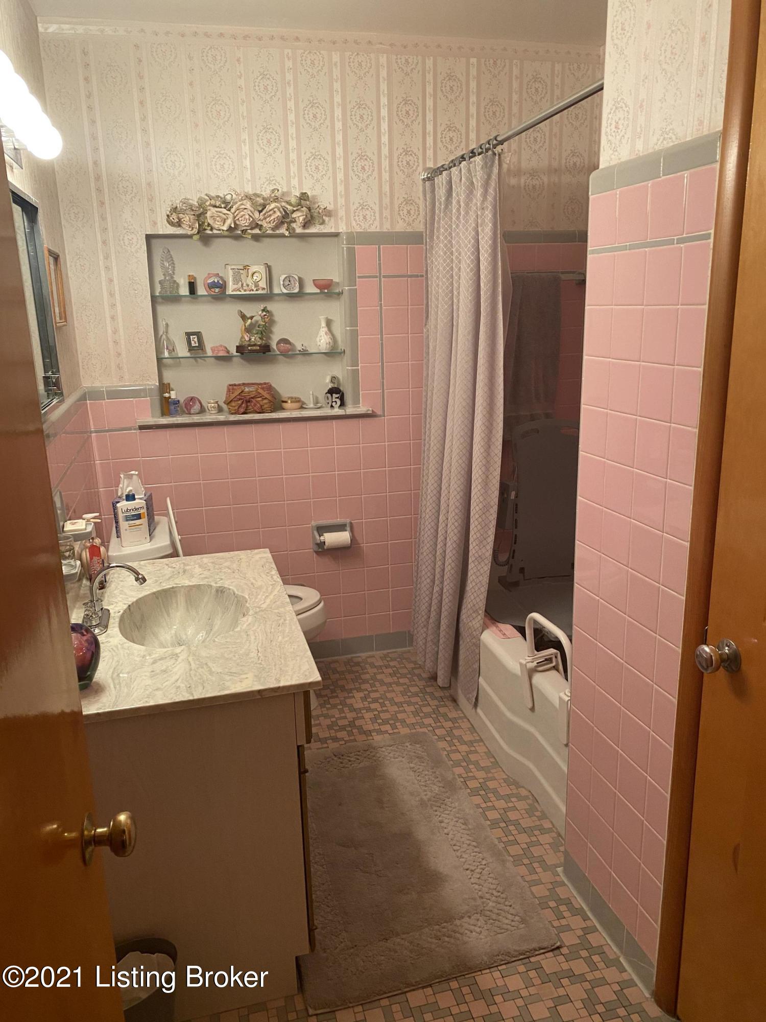 2244 Farnsley Road Louisville, KY 40216 - Photo 8 of 11 AF7016F4-9609-4E4A-BA11-18FF1A820759