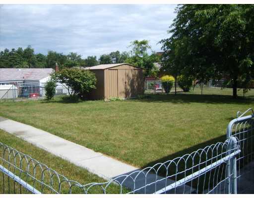 290 Roosevelt Avenue McKees Rocks, PA 15136 - Photo 2 of 7 Yard/Garden.