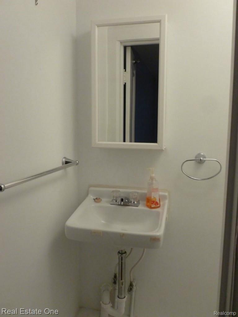 323 Highland Avenue Rochester, MI 48307 - Photo 28 of 35 Upper Level Lavatory