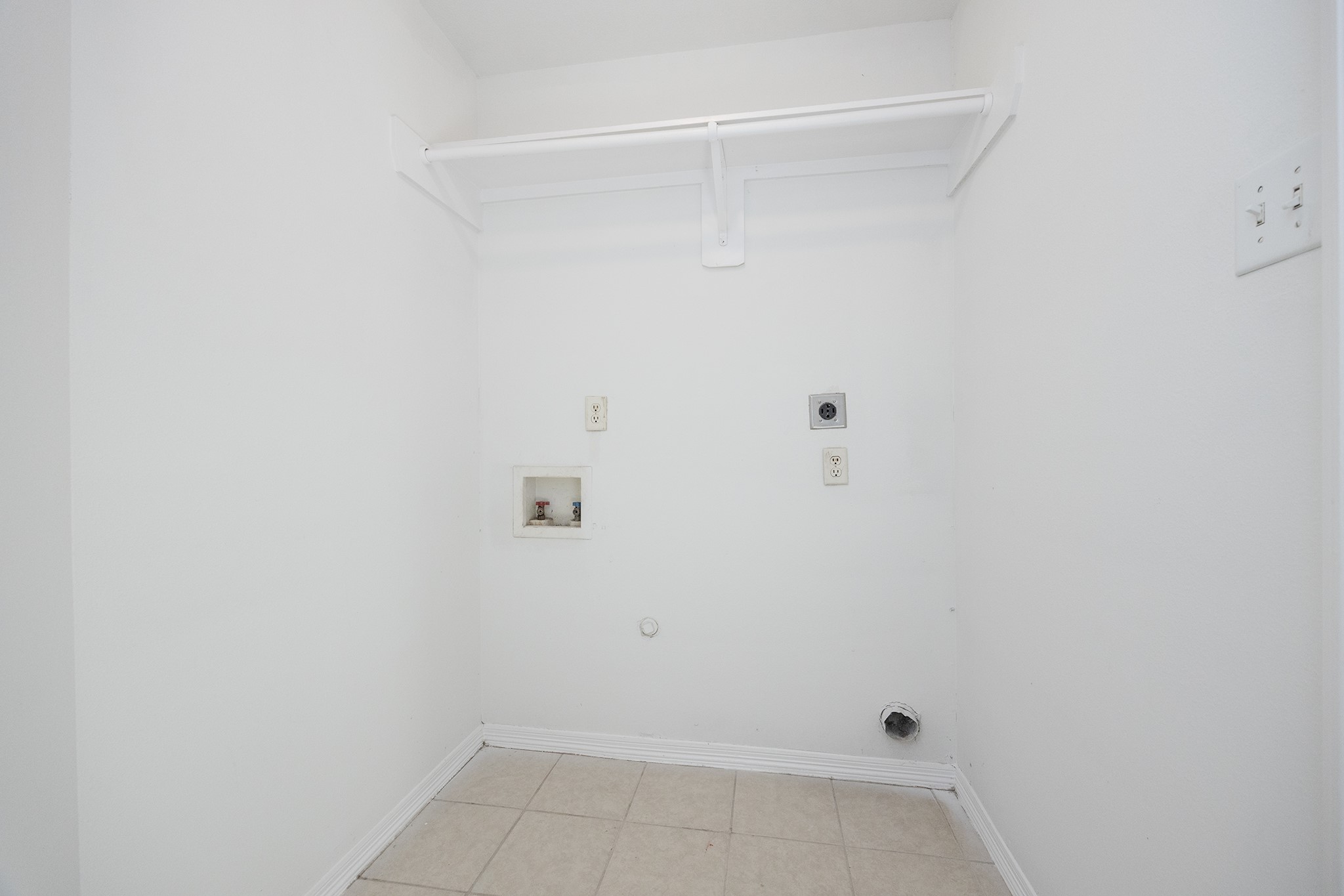 4624 Larkspur Street, Unit B Houston, TX 77051 - Photo 36 of 49 a view of a small space