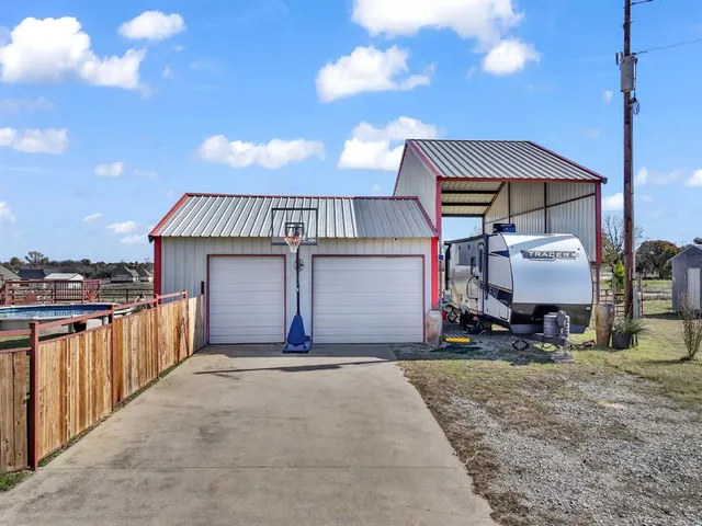 $725,000 | 737 County Road 4699, Boyd, TX 76023