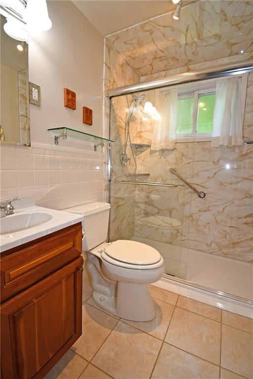 801 Highview Road Pittsburgh, PA 15234 - Photo 19 of 30 a bathroom with a toilet a sink and a shower