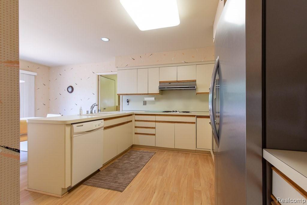 5670 Ridgewood Road West Bloomfield, MI 48322 - Photo 40 of 62