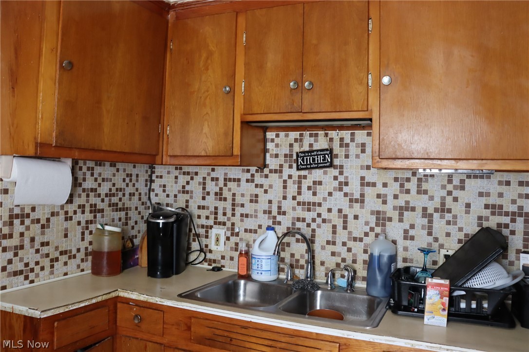942 Alhambra Road Cleveland, OH 44110 - Photo 27 of 33 Kitchen with sink and backsplash