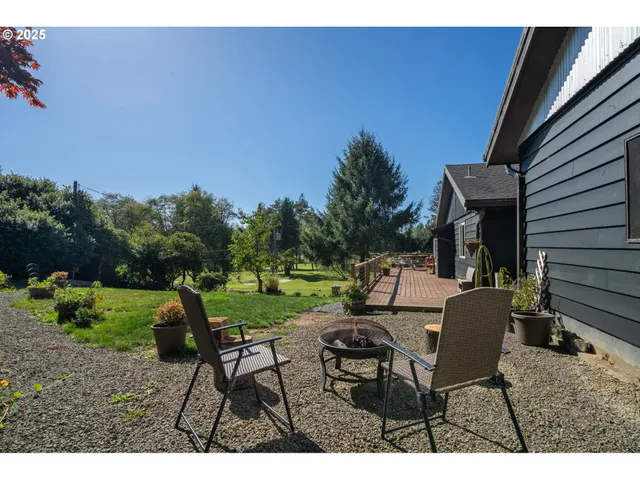 a view of a house with backyard and bushes