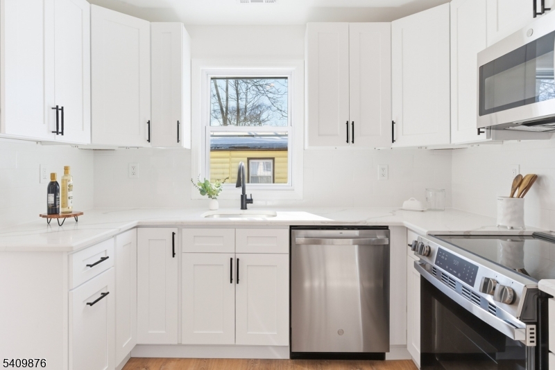 319 Tulsa Trail Hopatcong, NJ 07843 - Photo 8 of 24