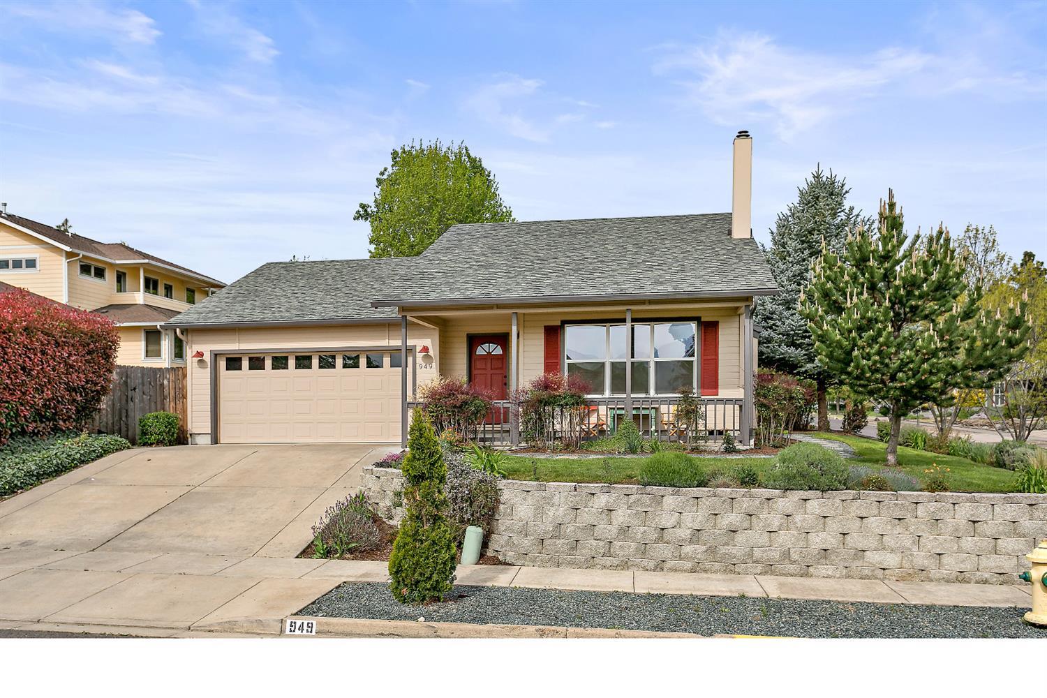 949 Spring Way Ashland, OR 97520 - Photo 1 of 25 Primary Photo