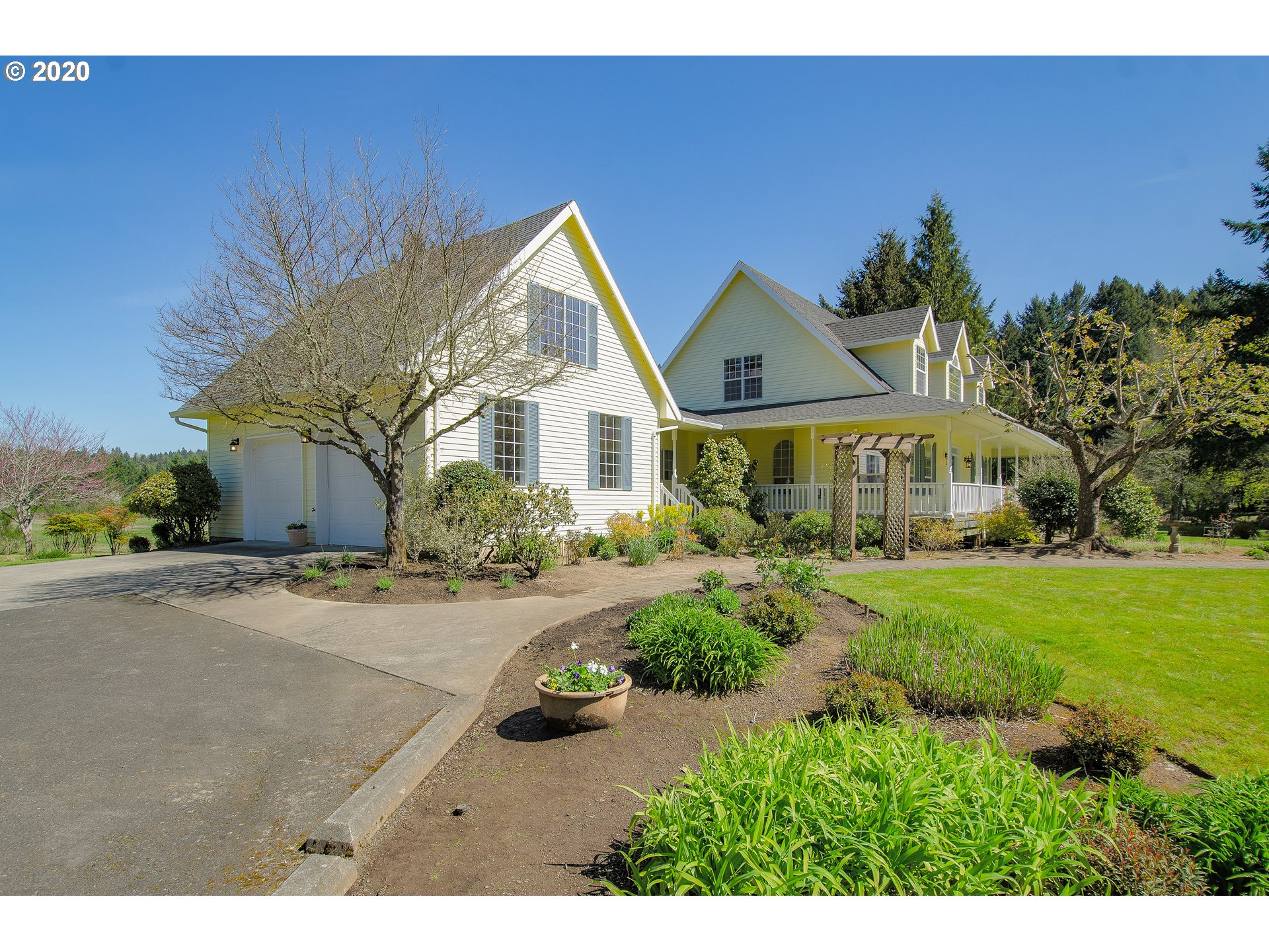 19303 Southeast Semple Road Damascus, OR 97089 - Photo 27 of 32 a front view of a house with garden