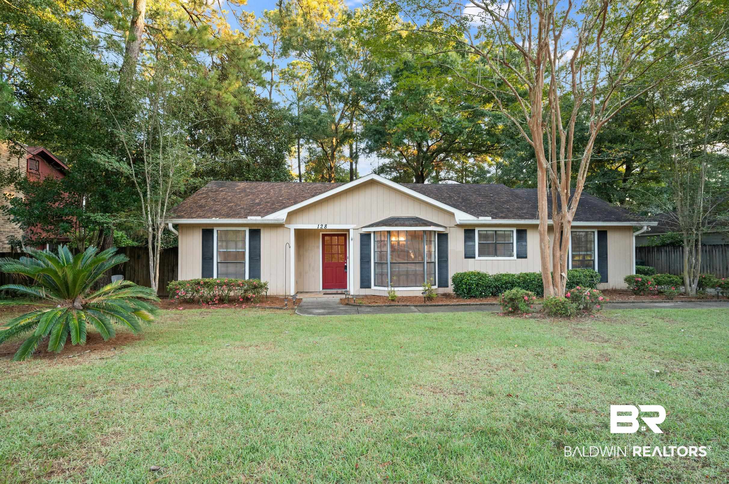 Ranch-style house featuring a front yard
