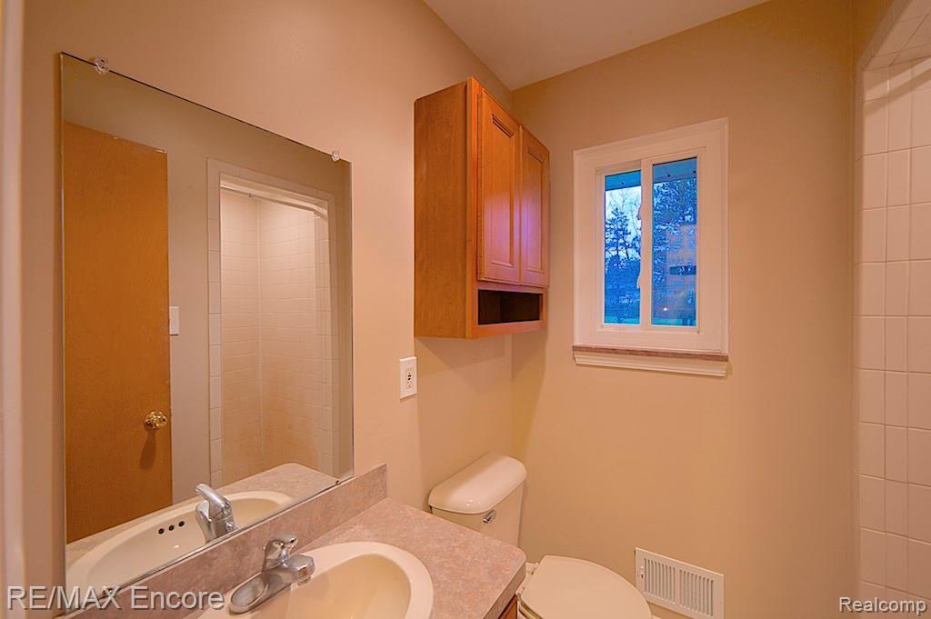 160 Kalhaven Road Rochester Hills, MI 48307 - Photo 13 of 24