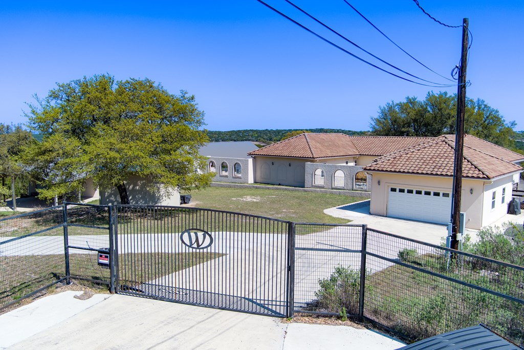 305 Teague Road Kerrville, TX 78028 - Photo 3 of 46