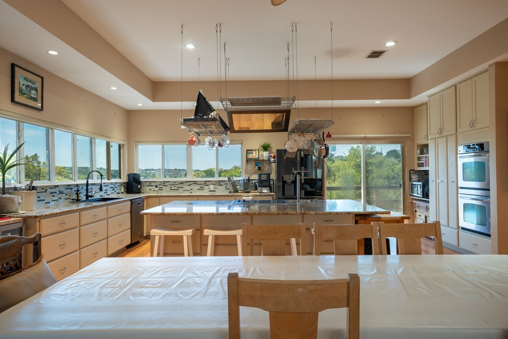 305 Teague Road Kerrville, TX 78028 - Photo 6 of 46