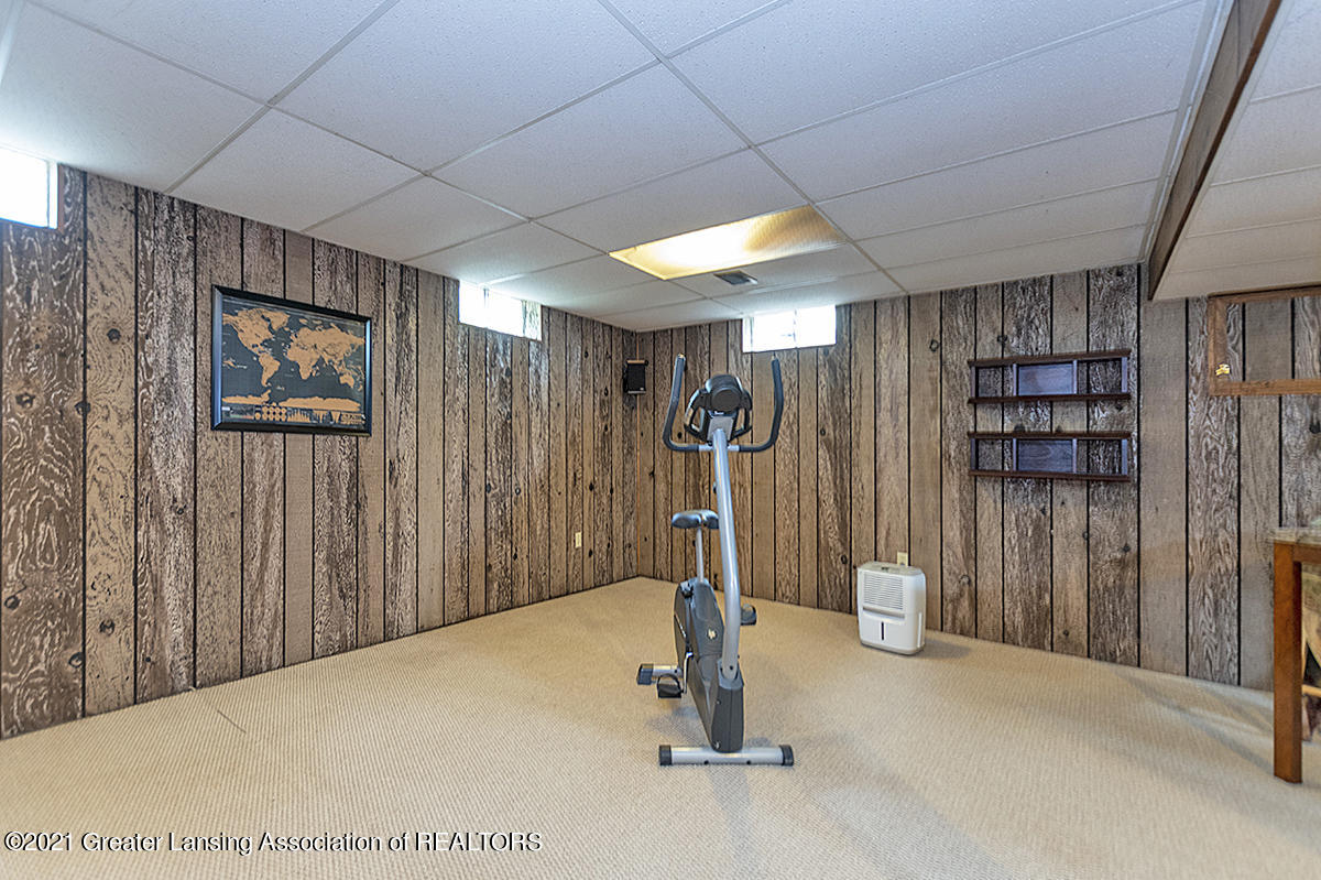 3200 Sunnylane Lansing, MI 48906 - Photo 21 of 27 LL Family Room
