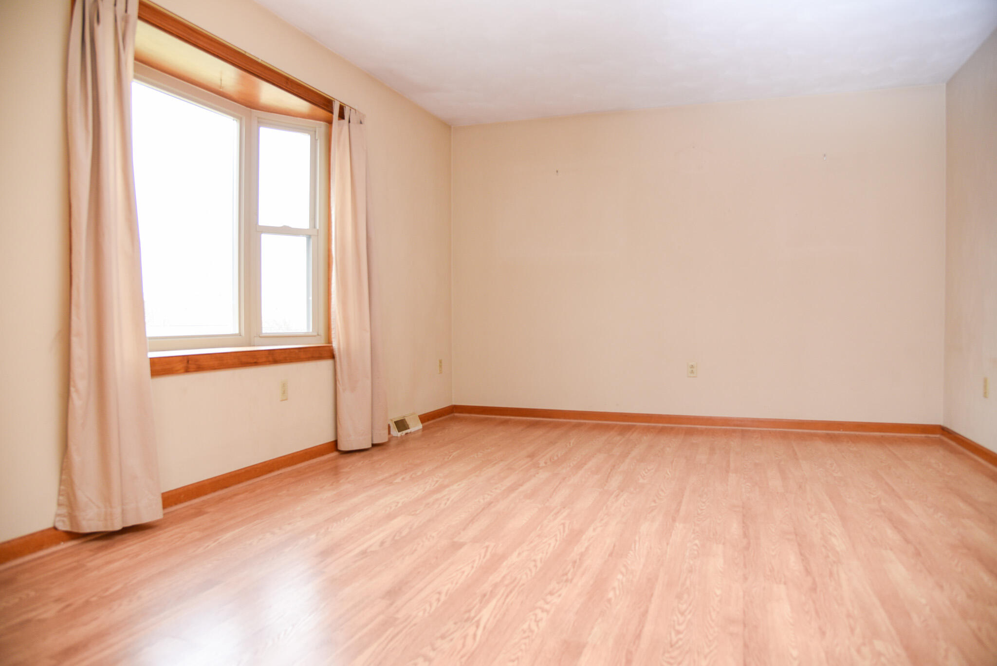 4730 Huntridge Road Roanoke, VA 24012 - Photo 3 of 26 Living Room
