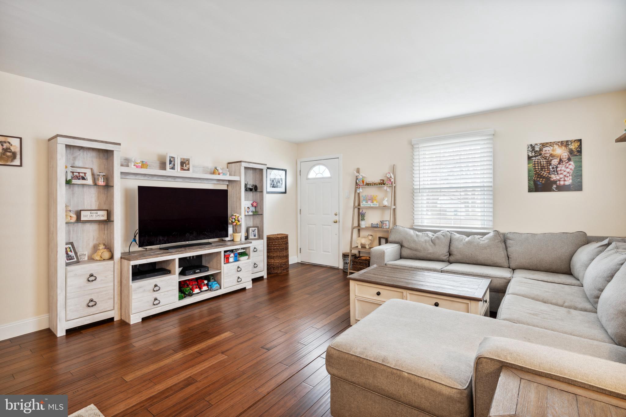 237 Fitzwatertown Road Willow Grove, PA 19090 - Photo 5 of 28 Living Room