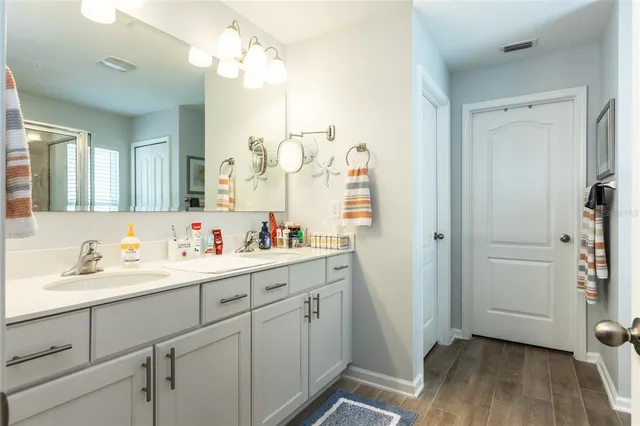 a en suite bathroom with a shower