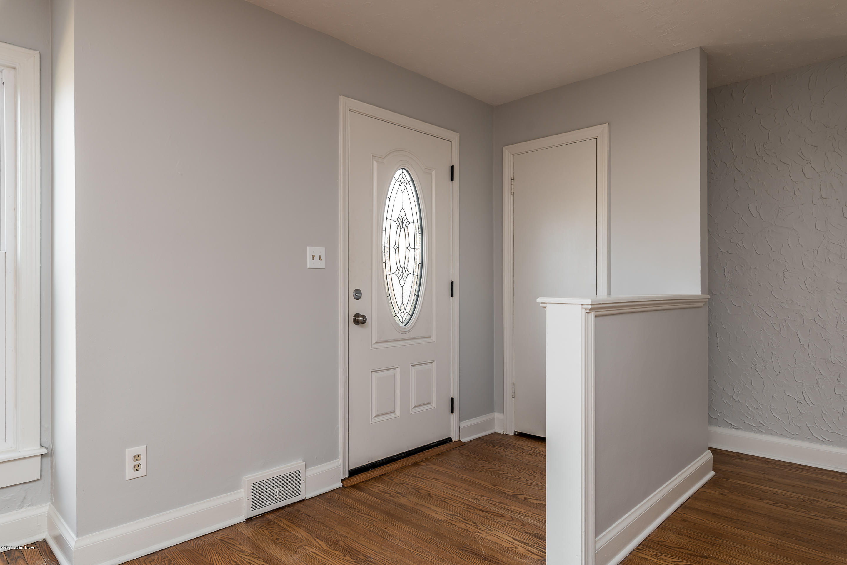 4310 Lowe Road Louisville, KY 40220 - Photo 2 of 16 AAA LOWE ENTRY FOYER