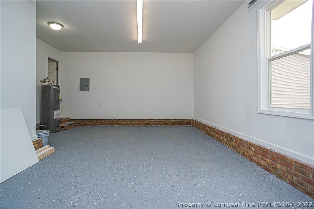 974 Rim Road Fayetteville, NC 28314 - Photo 34 of 40 an empty room with a window