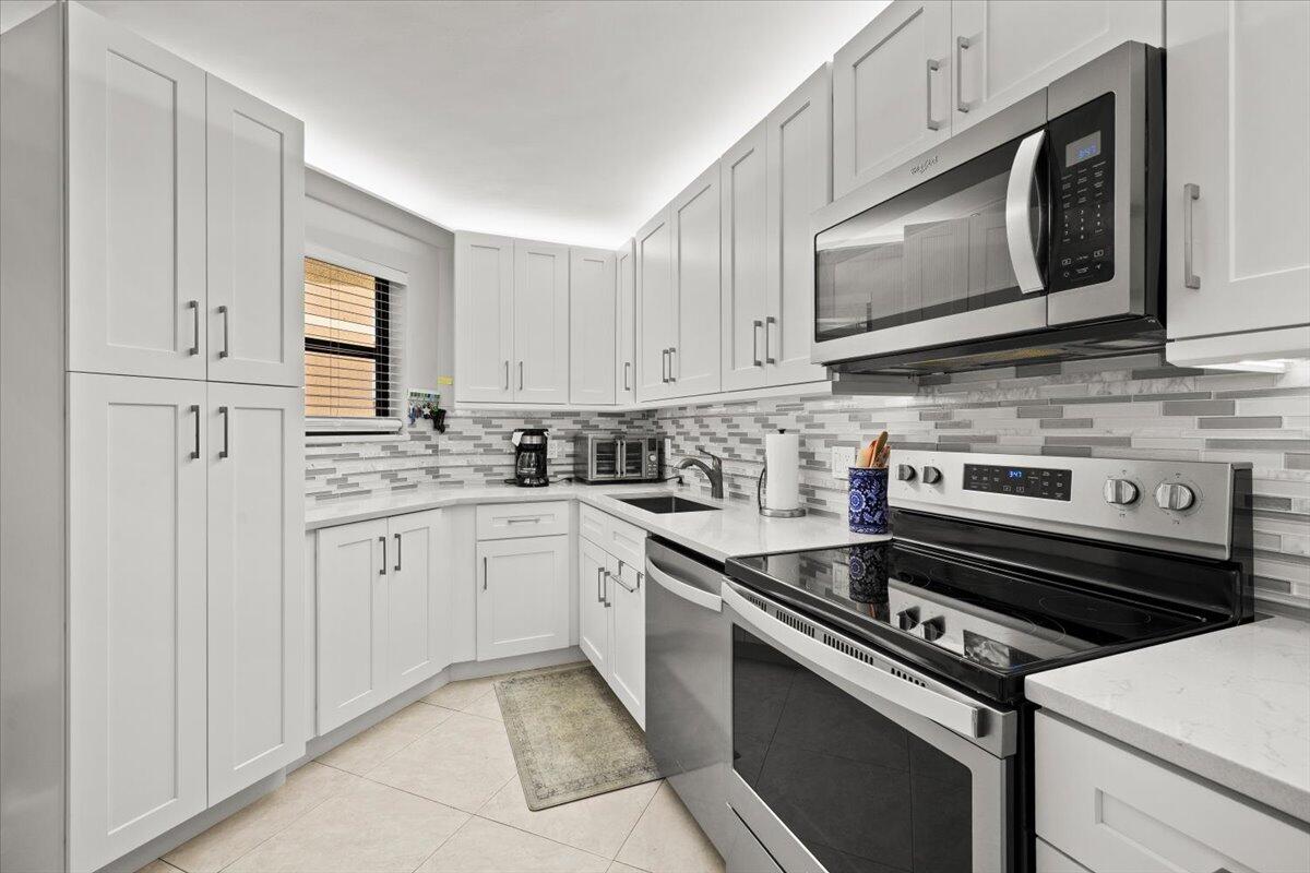 5851 Camino Del Sol, Unit 203 Boca Raton, FL 33433 - Photo 2 of 33 KITCHEN