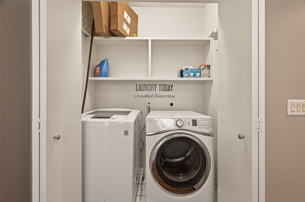 1112 Columbus Street, Unit B Houston, TX 77019 - Photo 11 of 31 a utility room with dryer and washer