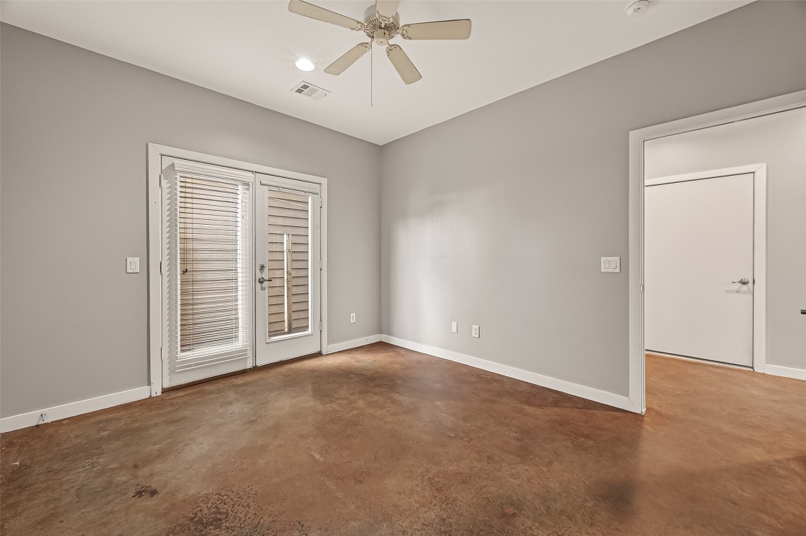 1112 Columbus Street, Unit B Houston, TX 77019 - Photo 13 of 31 a view of an empty room with a window