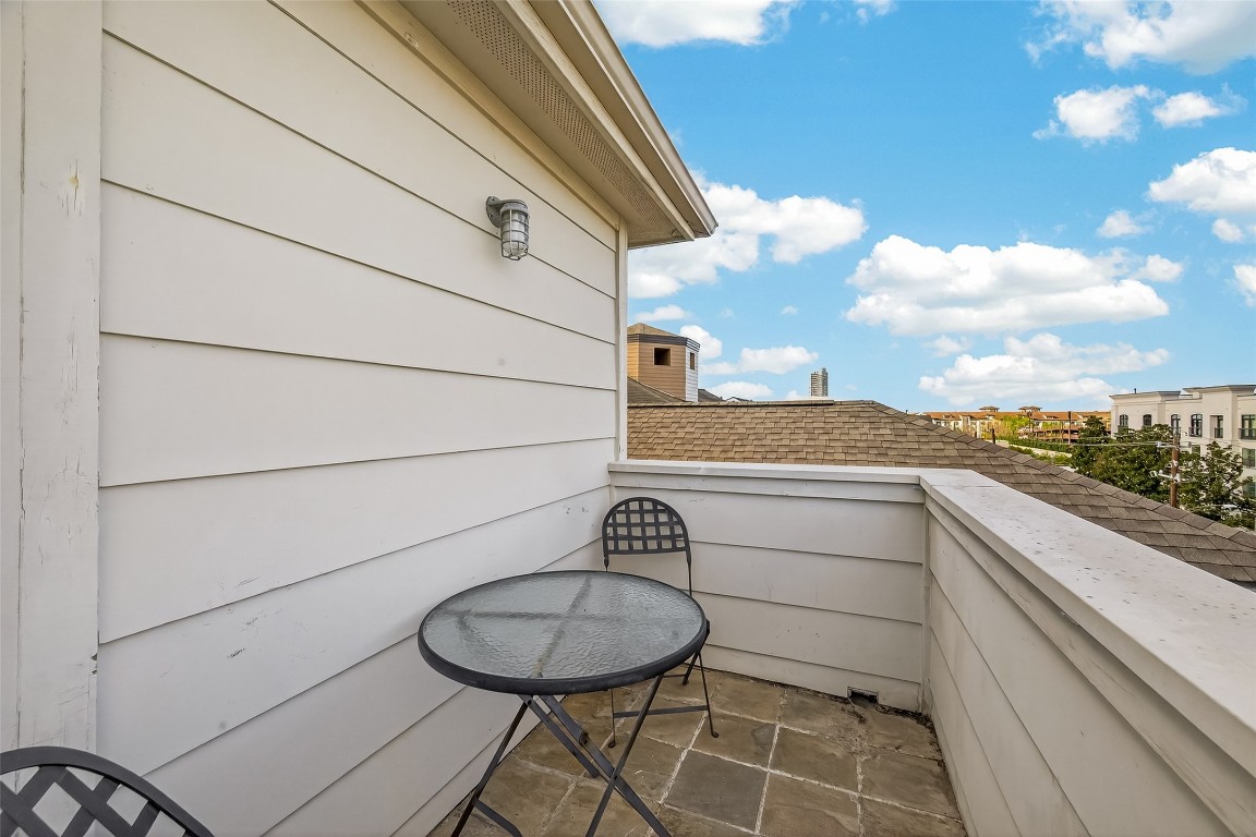 1112 Columbus Street, Unit B Houston, TX 77019 - Photo 29 of 31 a view of a terrace with sky view