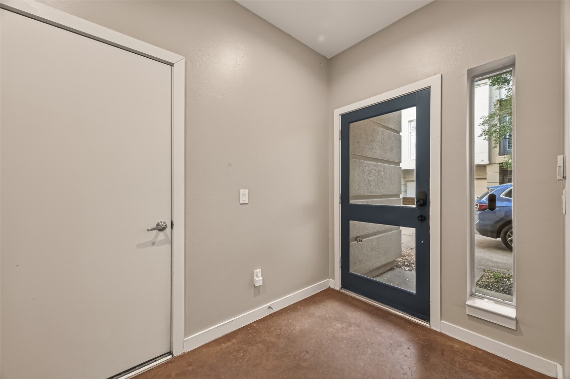 1112 Columbus Street, Unit B Houston, TX 77019 - Photo 3 of 31 an empty room with windows