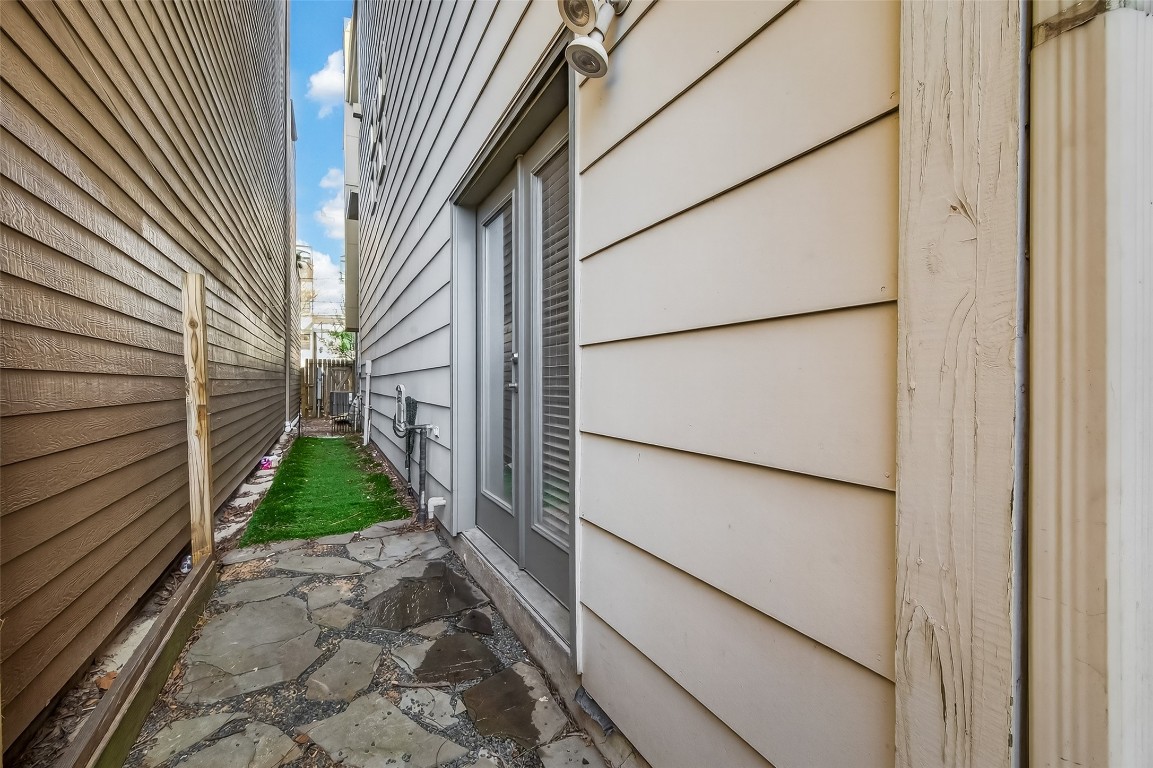 1112 Columbus Street, Unit B Houston, TX 77019 - Photo 31 of 31 a view of a pathway of a house