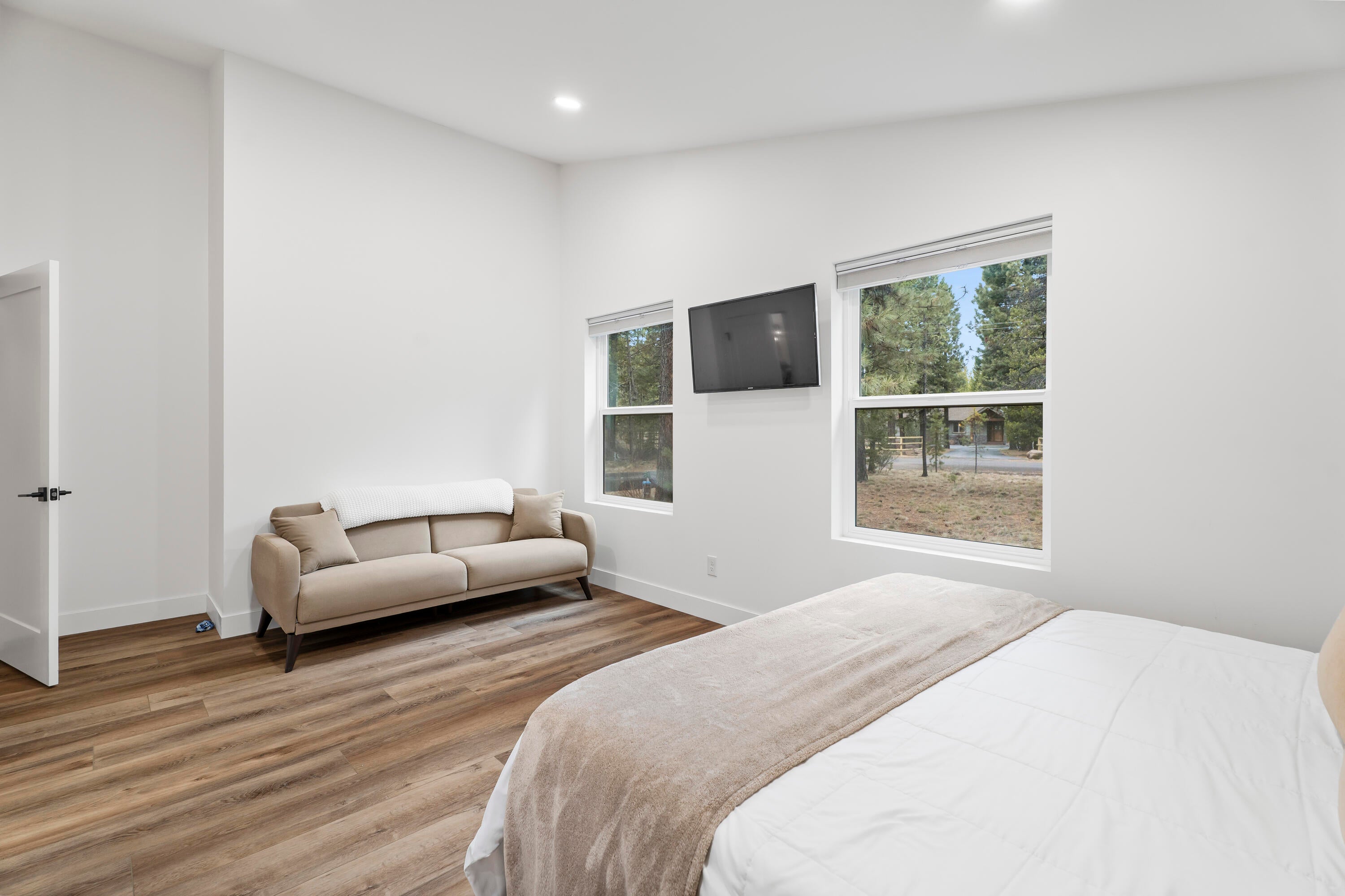 17133 Norwalk Road Bend, OR 97707 - Photo 29 of 58 22-Bedroom