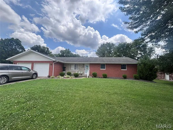 $230,000 | 630 West Alton Street, Nashville, IL 62263