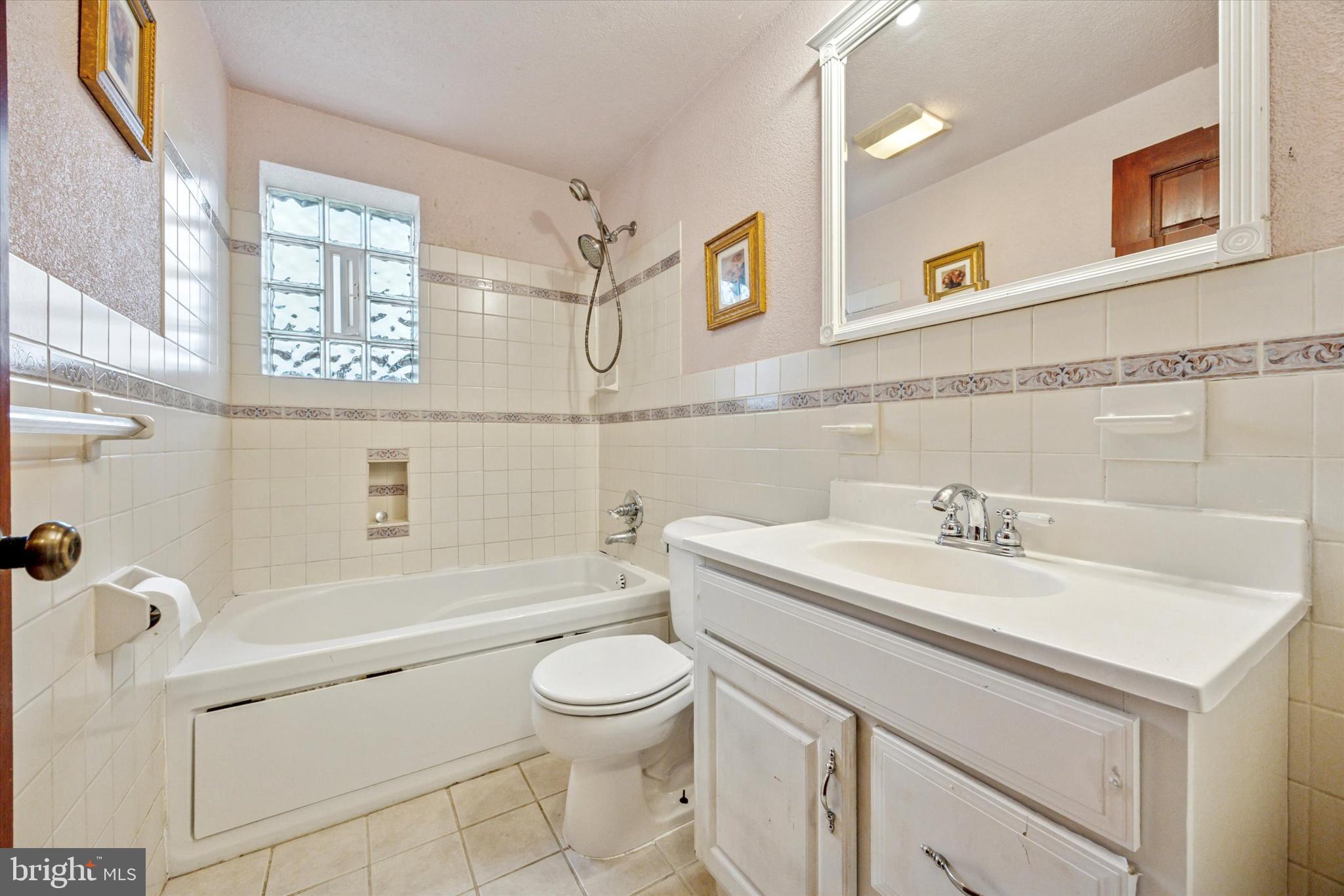 547 Overlook Road Philadelphia, PA 19128 - Photo 23 of 24 a bathroom with a sink a toilet and a bathtub