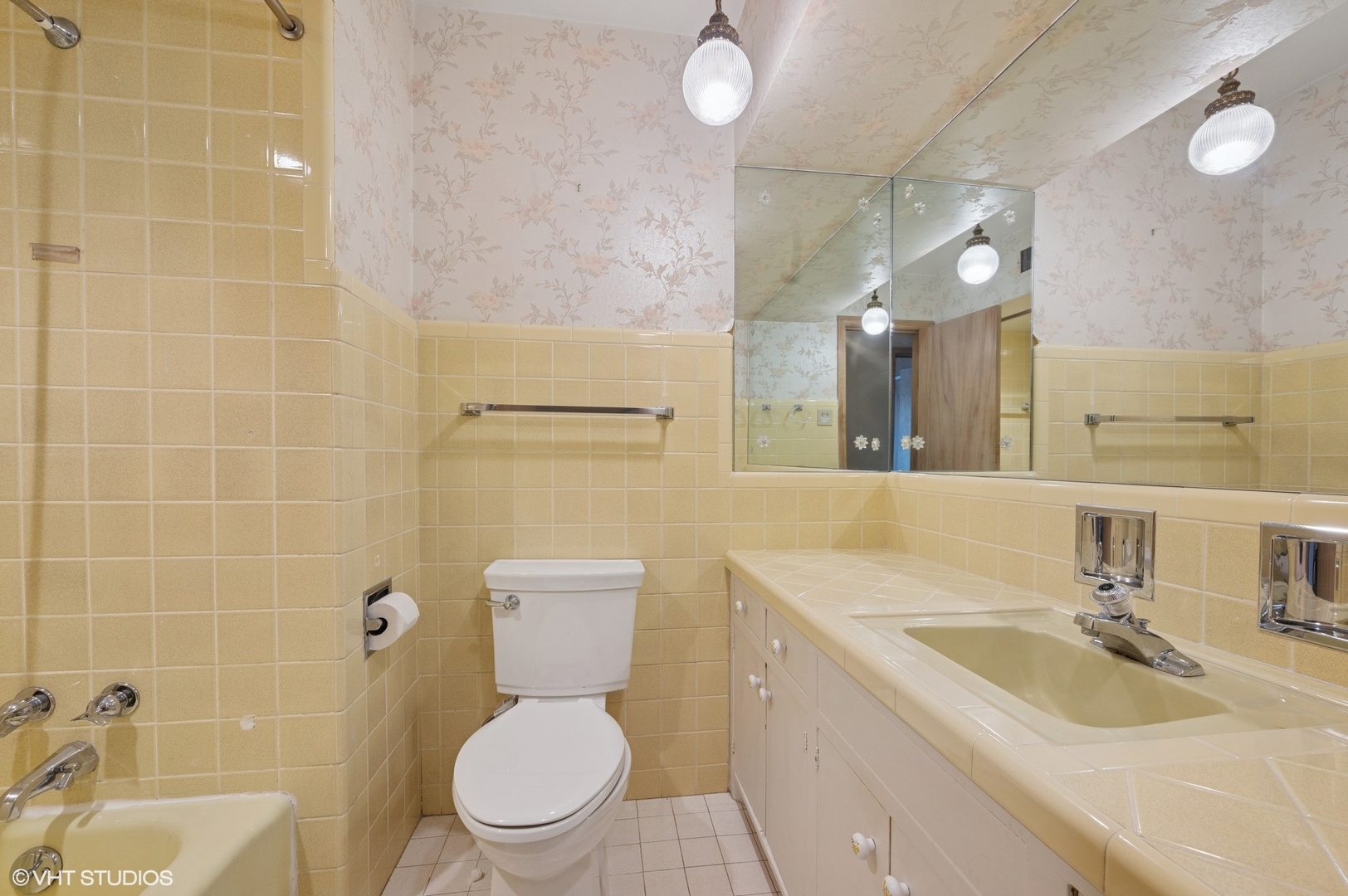 213 North Forest Avenue Mount Prospect, IL 60056 - Photo 11 of 18 a bathroom with a sink a toilet and a mirror