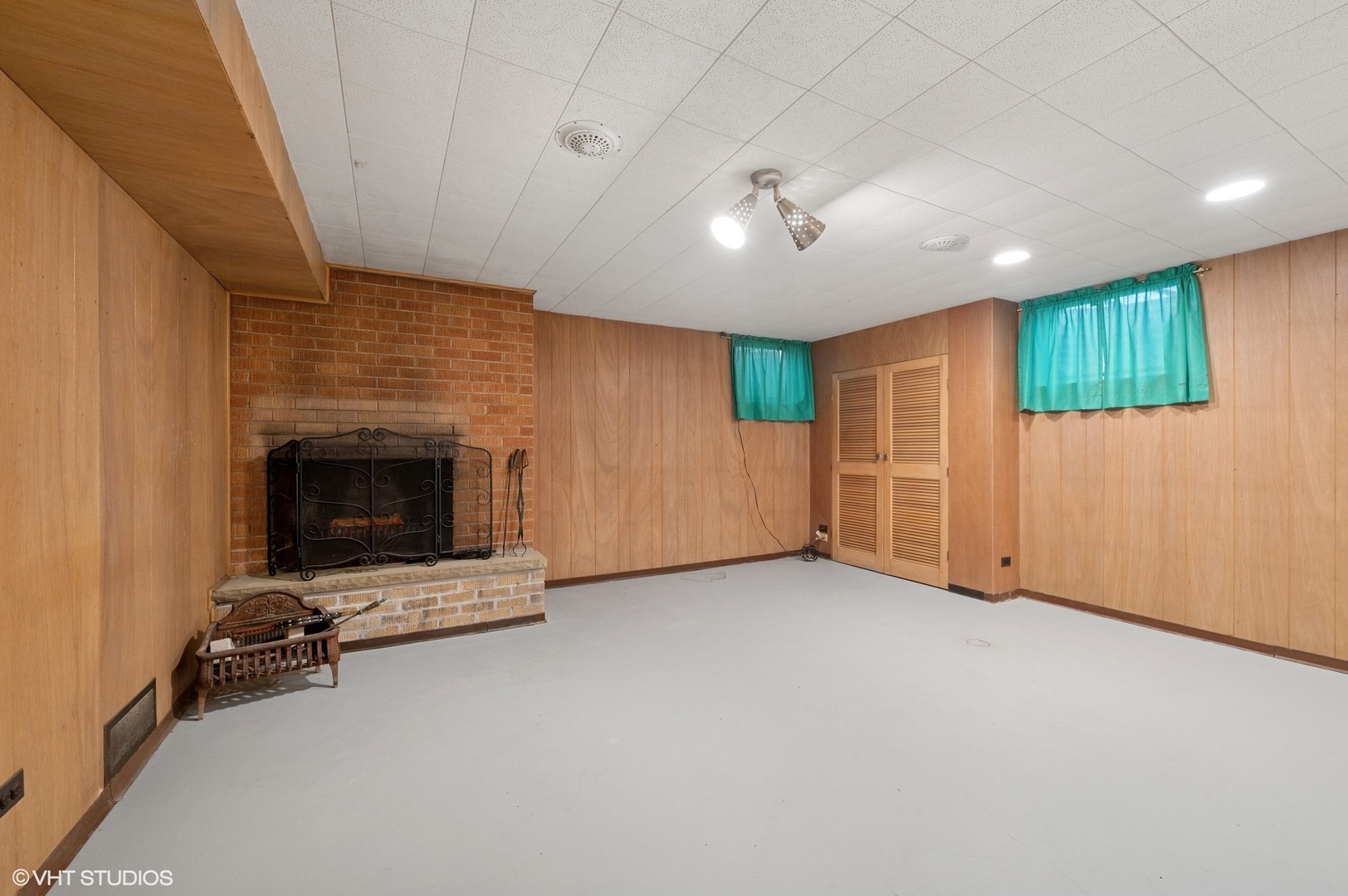 213 North Forest Avenue Mount Prospect, IL 60056 - Photo 13 of 18 an empty room with fireplace and windows