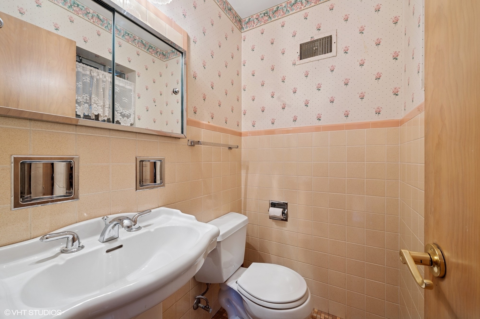 213 North Forest Avenue Mount Prospect, IL 60056 - Photo 16 of 18 a bathroom with a sink a toilet and shower