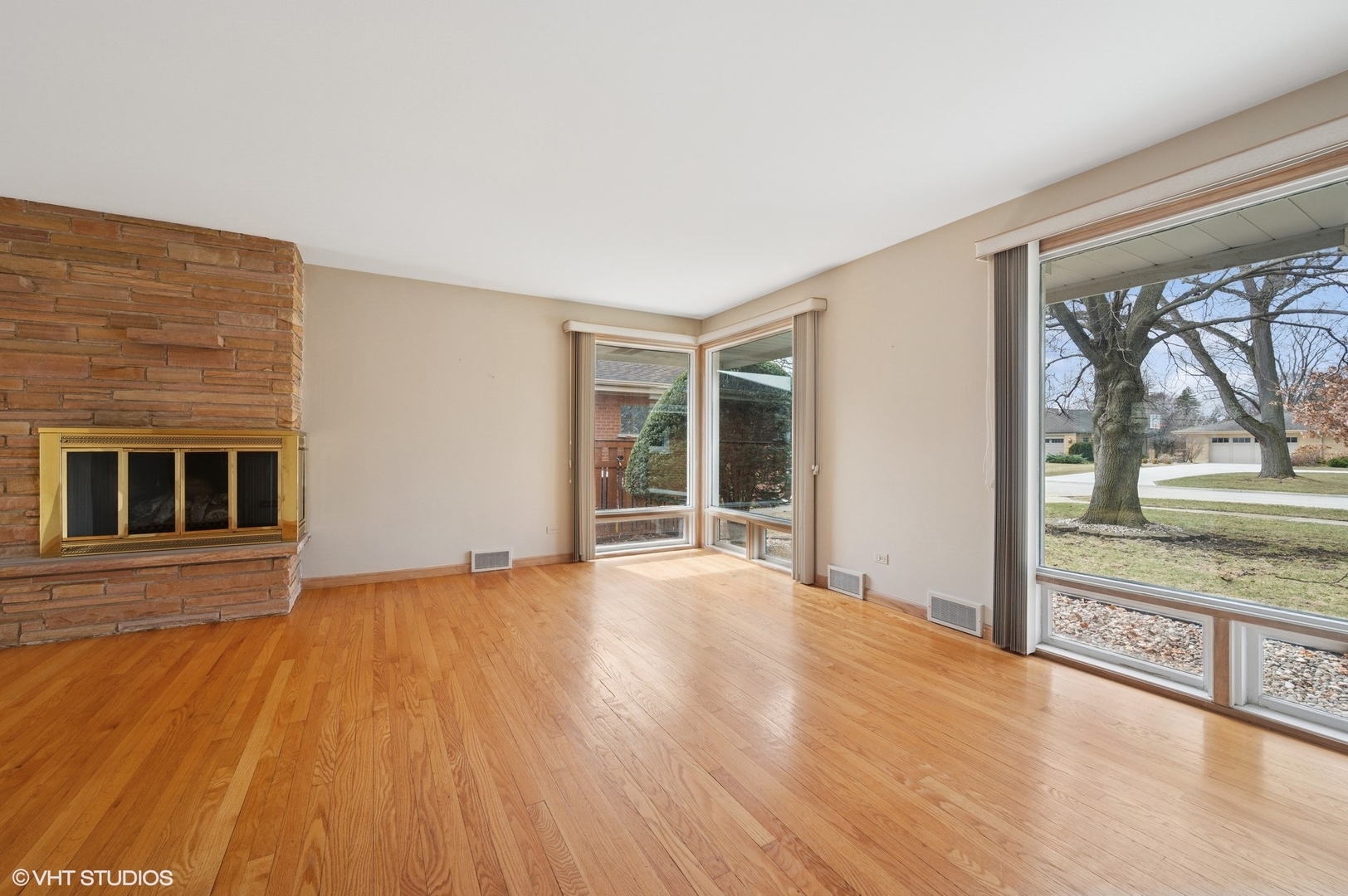 213 North Forest Avenue Mount Prospect, IL 60056 - Photo 3 of 18 a view of an empty room with wooden floor and a window