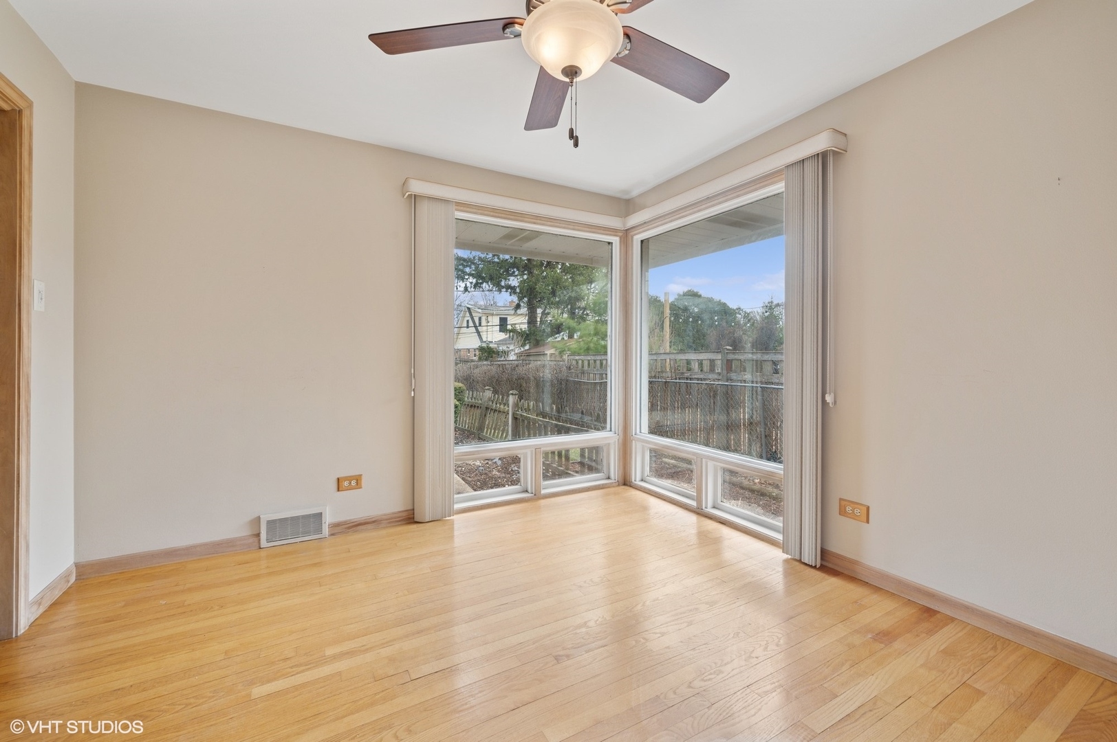 213 North Forest Avenue Mount Prospect, IL 60056 - Photo 7 of 18 a view of an empty room with a window
