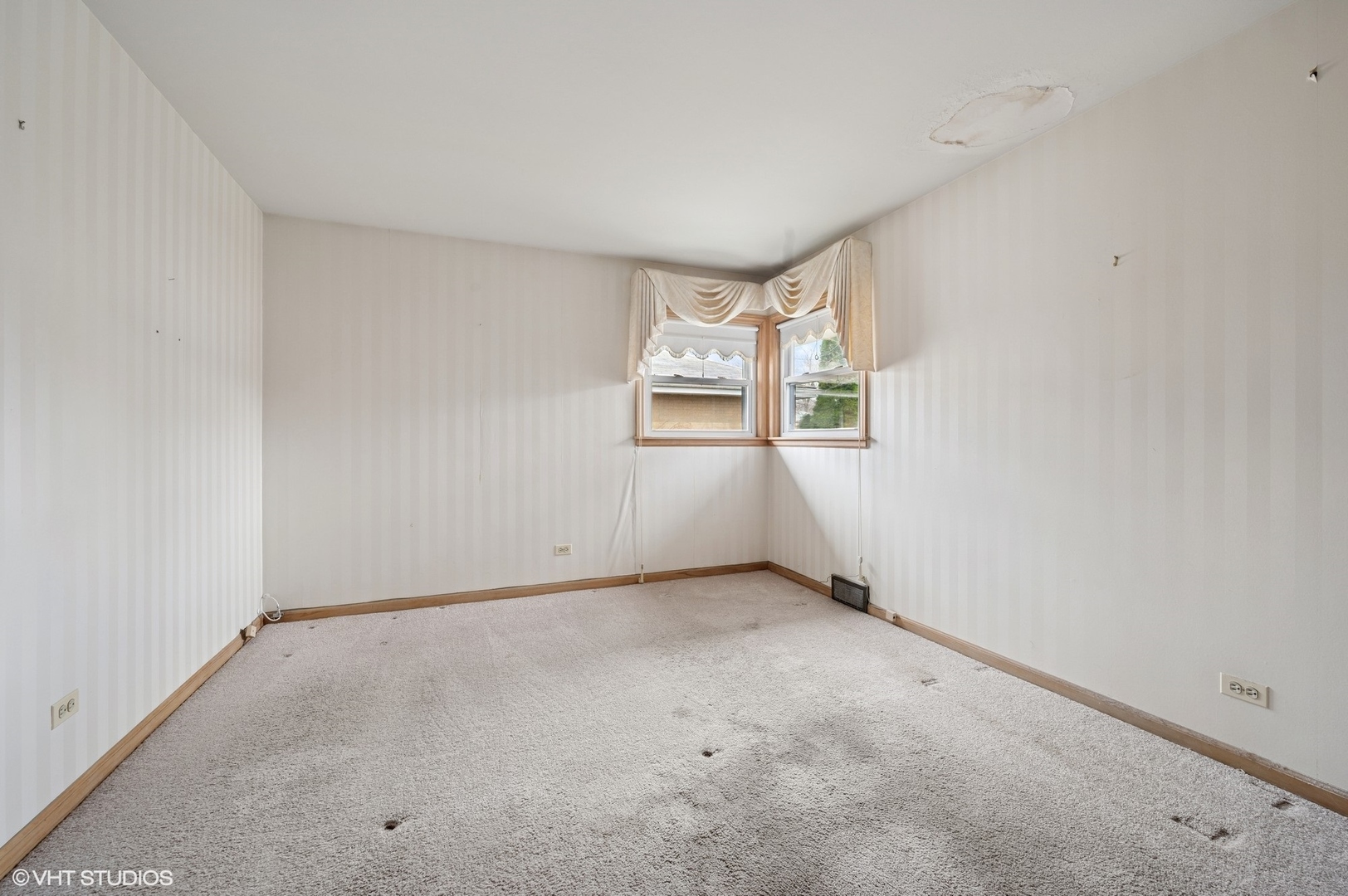 213 North Forest Avenue Mount Prospect, IL 60056 - Photo 9 of 18 an empty room with windows