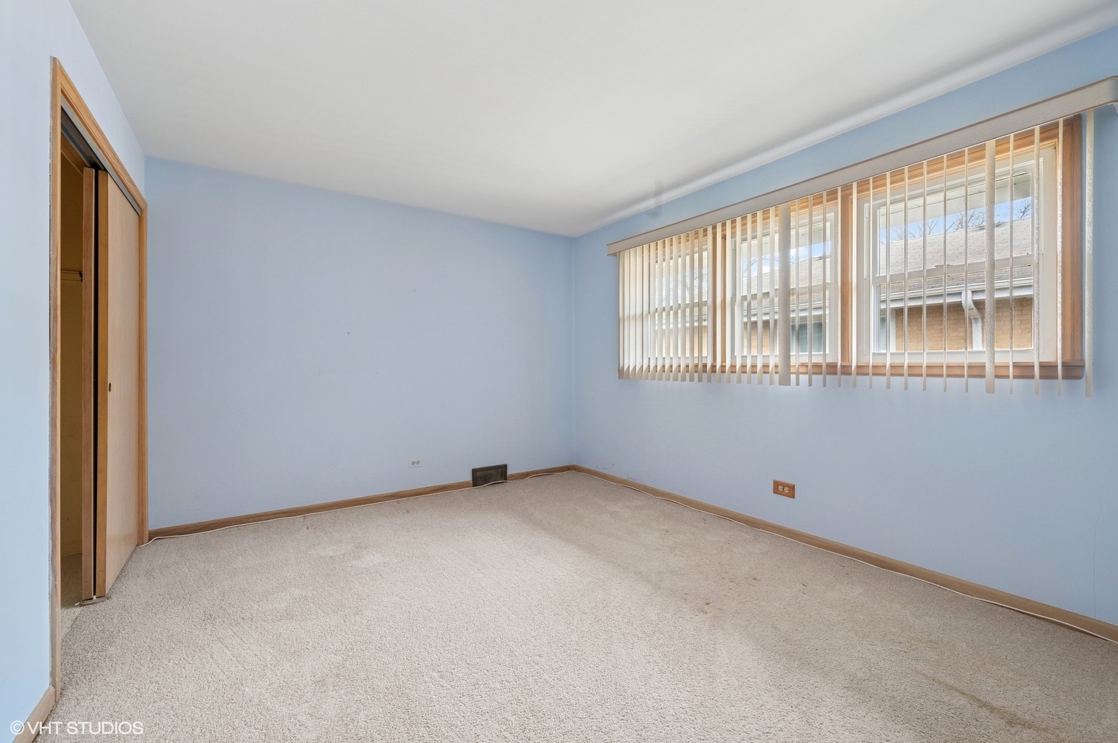 213 North Forest Avenue Mount Prospect, IL 60056 - Photo 10 of 18 an empty room with a window