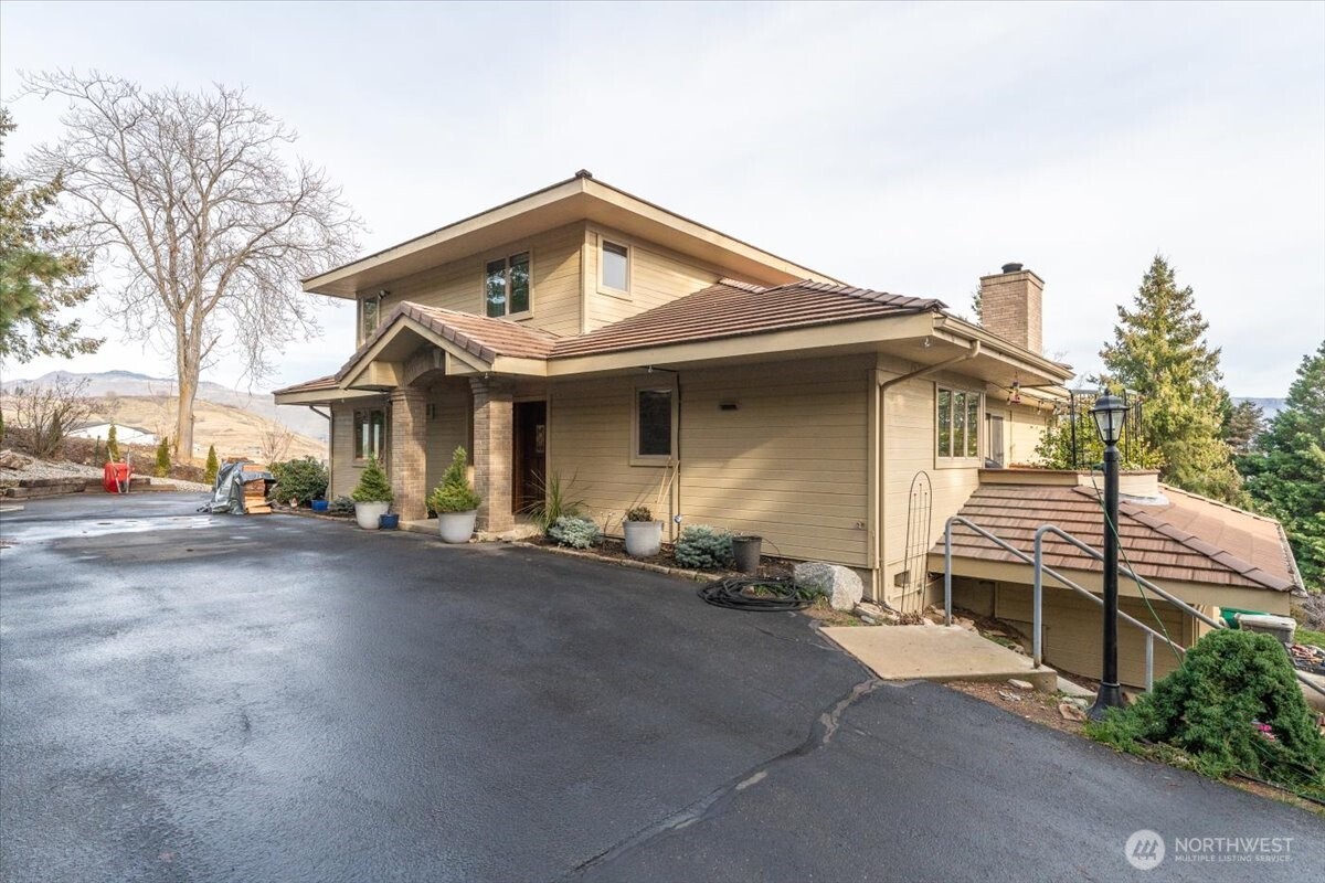 652 Meadows Drive North Wenatchee, WA 98801 - Photo 1 of 40