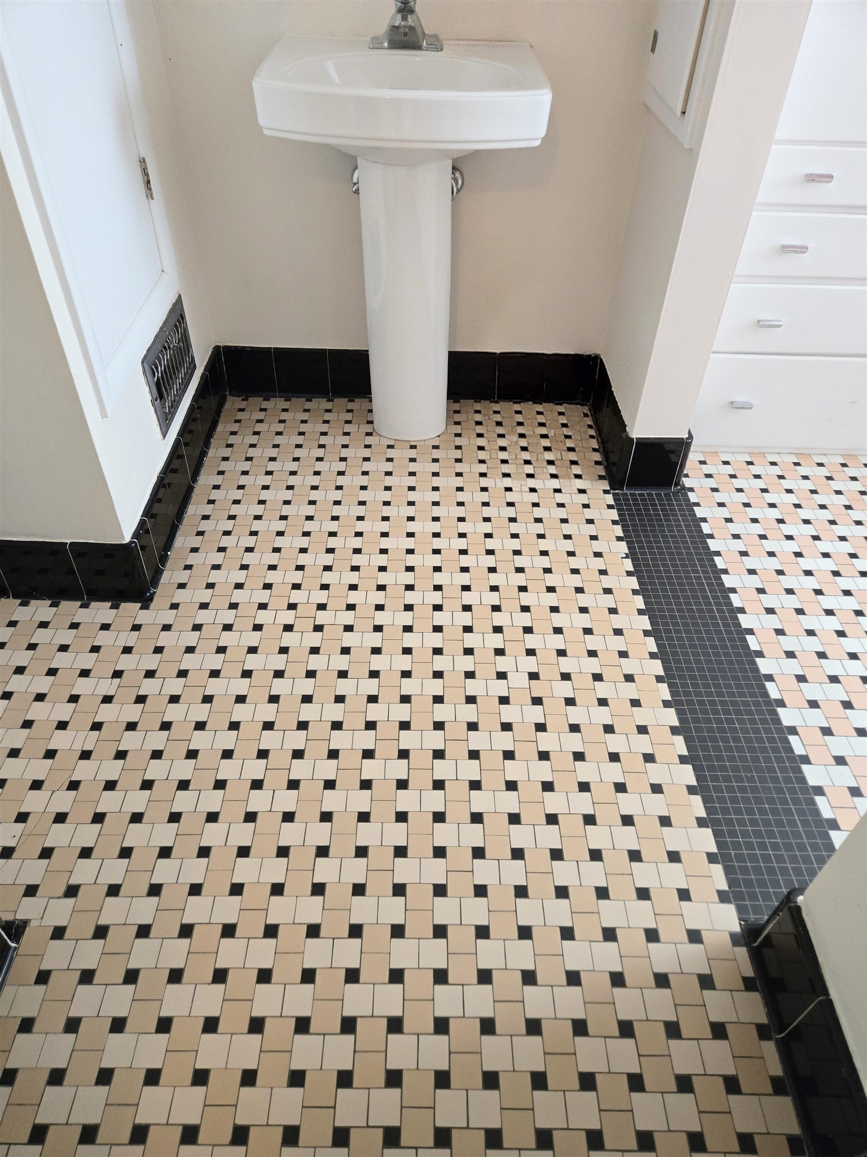 843 Wilson Street Manitowoc, WI 54220 - Photo 8 of 32